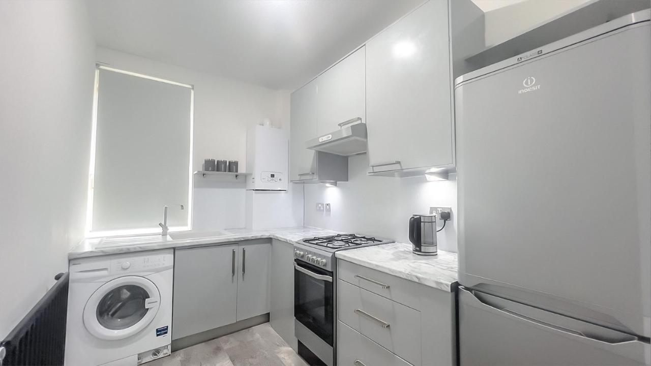 Stunning Luxury Apartment Near Motherwell Уишоу Екстериор снимка