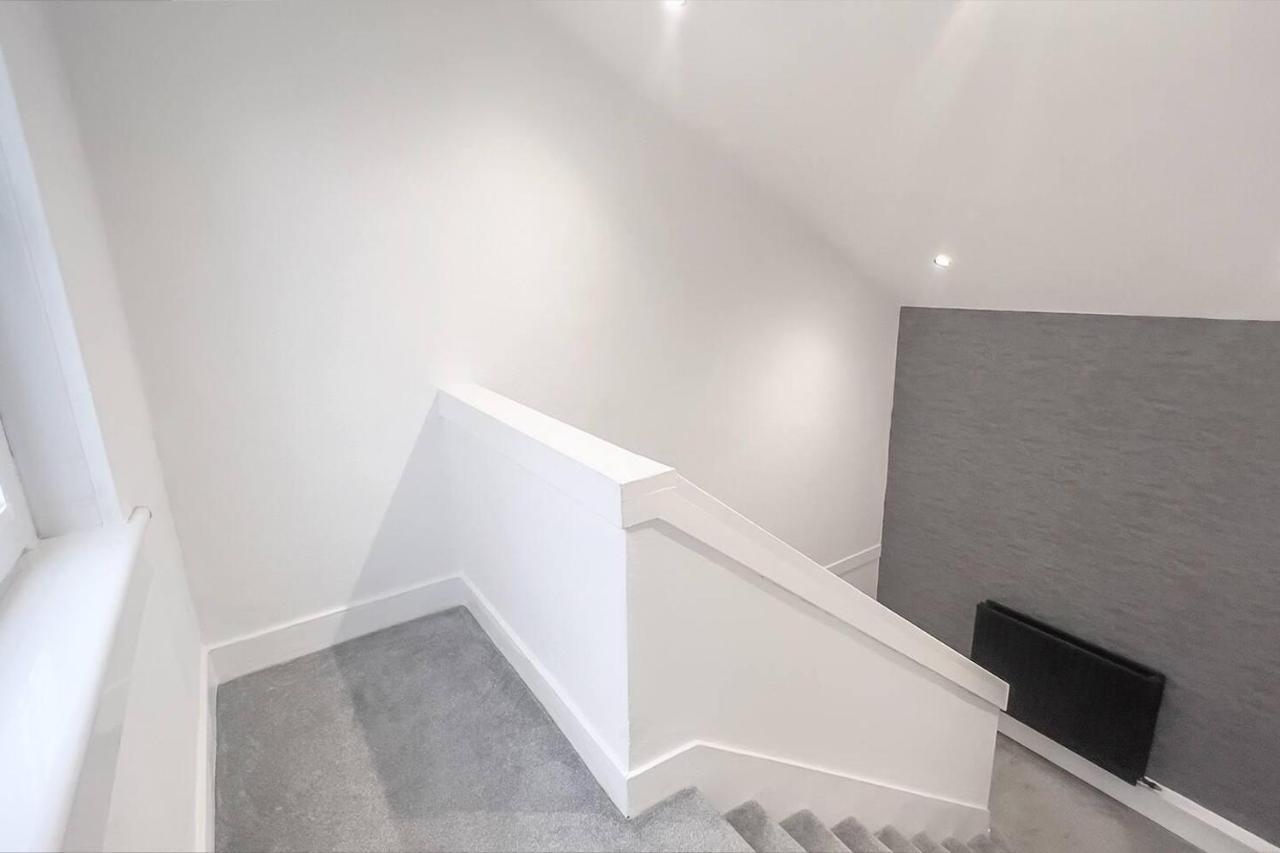 Stunning Luxury Apartment Near Motherwell Уишоу Екстериор снимка