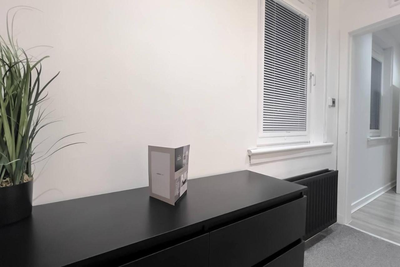 Stunning Luxury Apartment Near Motherwell Уишоу Екстериор снимка