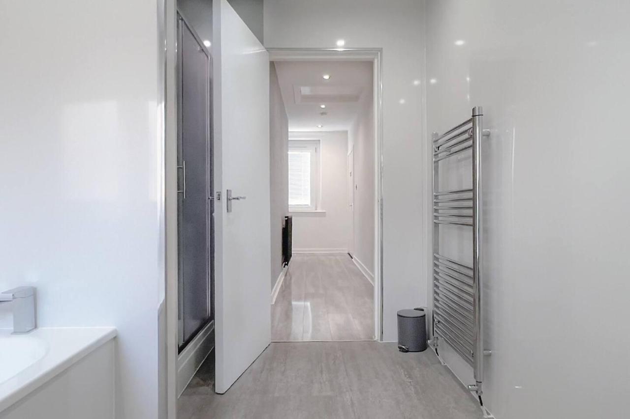 Stunning Luxury Apartment Near Motherwell Уишоу Екстериор снимка