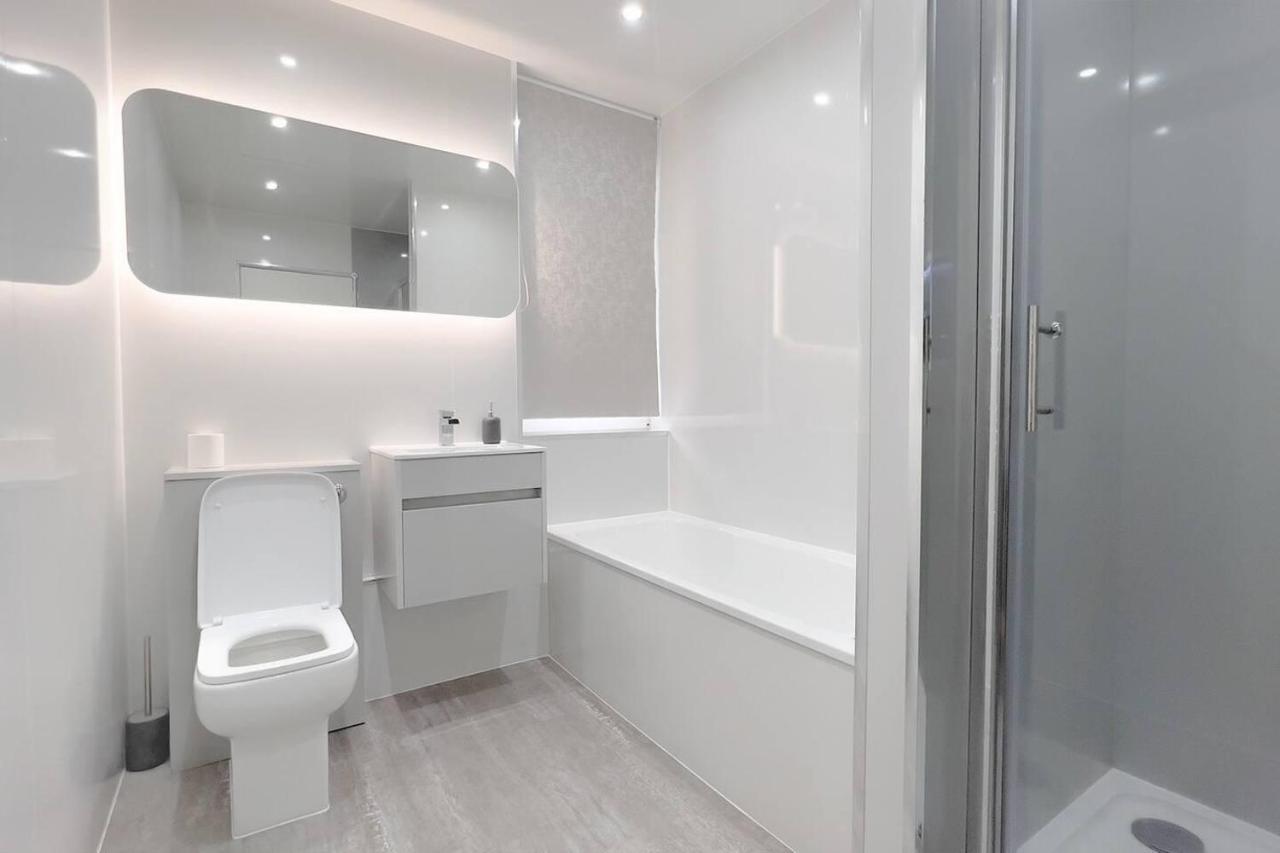 Stunning Luxury Apartment Near Motherwell Уишоу Екстериор снимка