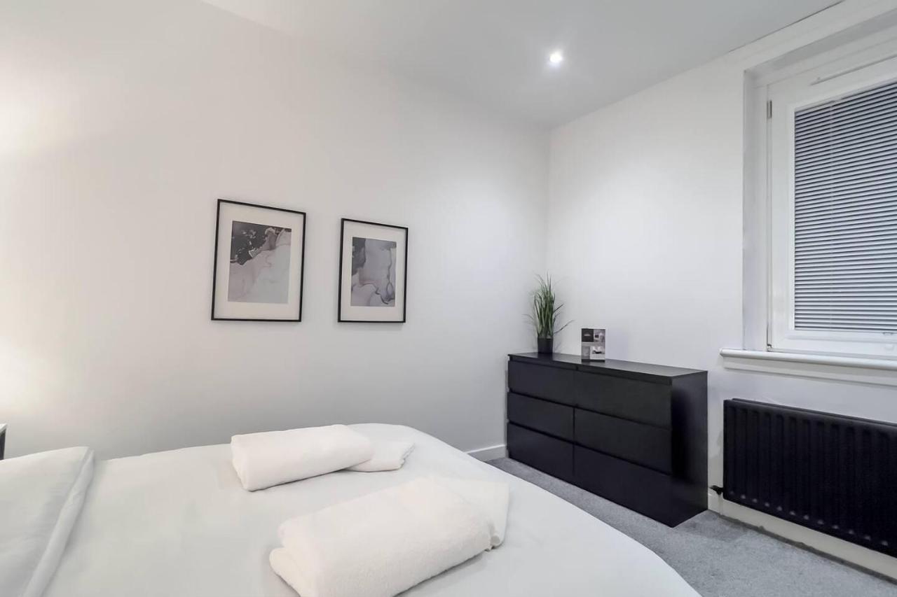 Stunning Luxury Apartment Near Motherwell Уишоу Екстериор снимка